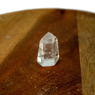 Small clear quartz mini generator set on a wooden plate.